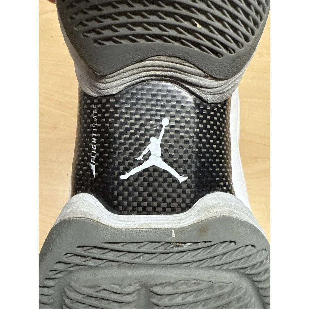 Air Jordan Melo M10 White Wolf Grey Green Glow Size 9 Sneakers 629876-105